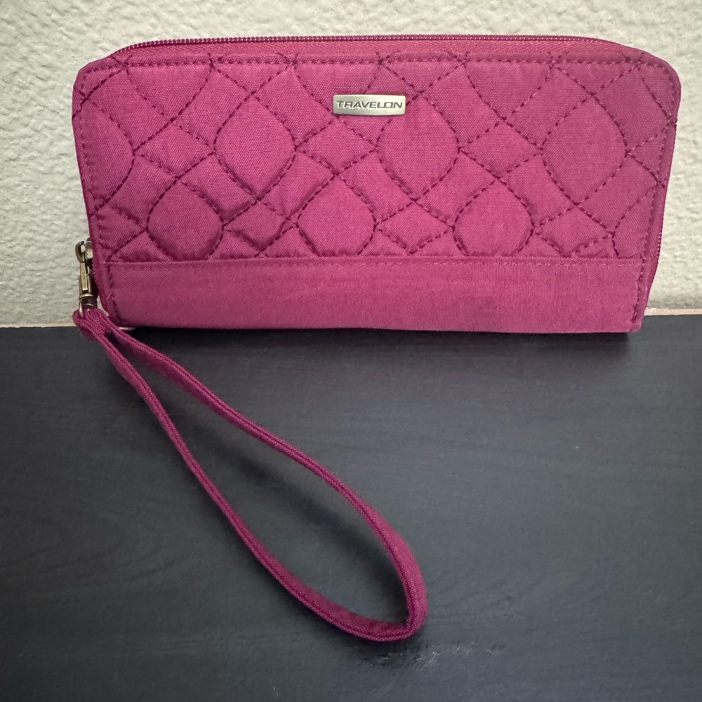 Travelon Women’s Signature Embroidered Zip Wallet